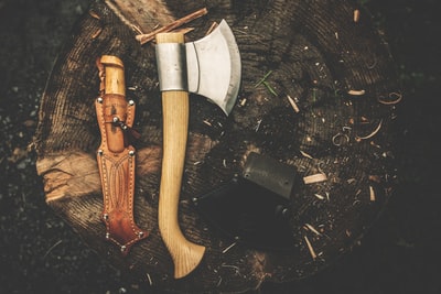 キャンプで薪割りする道具（ギア）は4種類